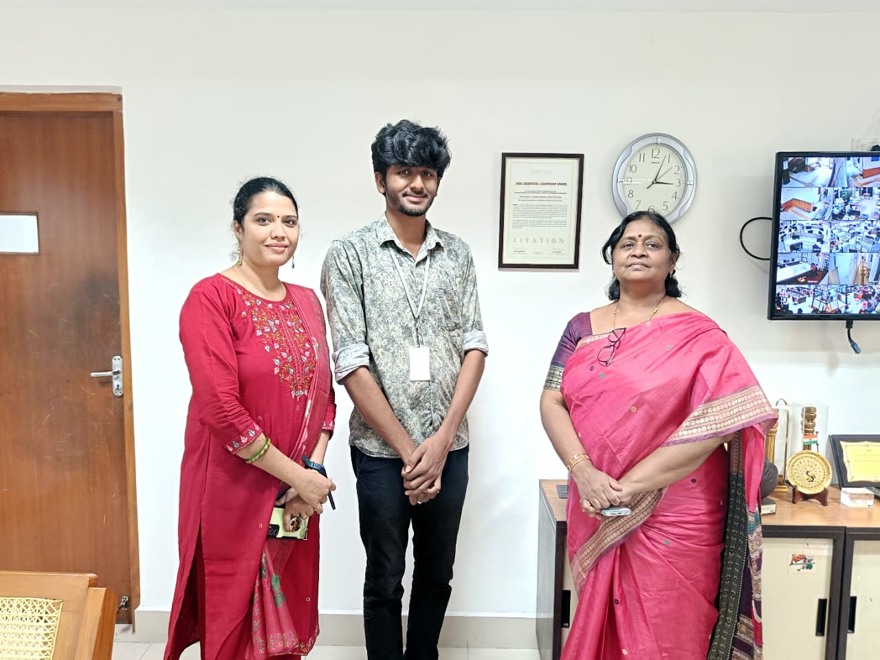 Semmozhi Selvam receiving EDII-TN-IVP Voucher-A