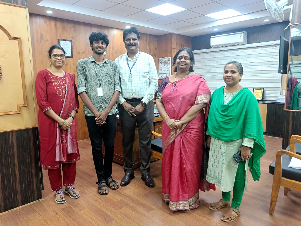 Semmozhi Selvam presenting the QuickGlow concept